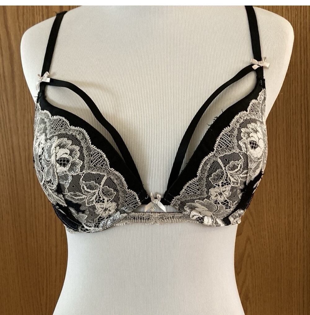 Victorias Secret Bra Dream Angels Lace Size 32D Push Up Sexy Caged Strap Padded